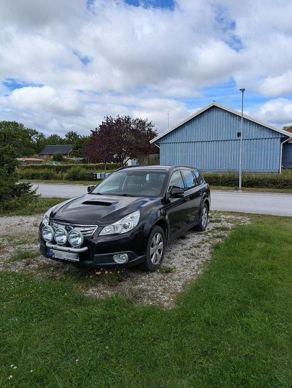 Svart Begagnad 2011 Subaru Outback SUV | 55 000 kr (Marknadspris) - Bild 1/4