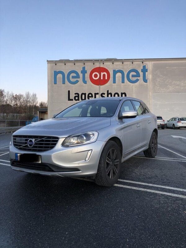 Silver Begagnad 2017 Volvo XC60 Standard SUV | 228 000 kr (Superpris) - Bild 1/4