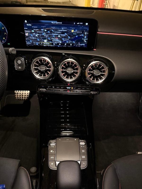 Begagnad Mercedes A180 136 HK (100 kW) 2022 Nattsvart Halvkombi