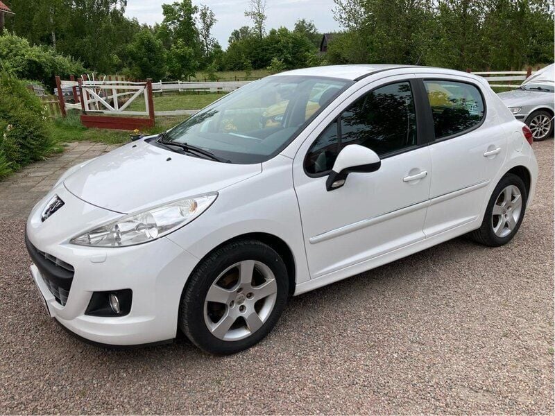 Vit Begagnad 2011 Peugeot 207 Halvkombi | 28 000 kr (Marknadspris) - Bild 1/4