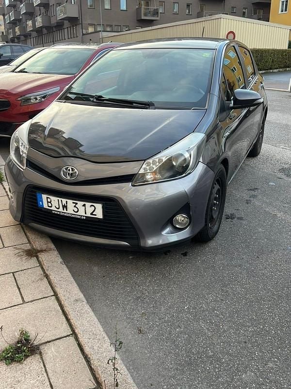 Begagnad 2014 Toyota Yaris Hybrid Halvkombi | 94 000 kr (Marknadspris) - Bild 1/4