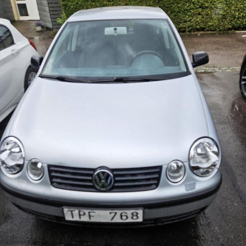 Silver Begagnad 2003 VW Polo Basis Halvkombi | 23 000 kr (Marknadspris) - Bild 1/4