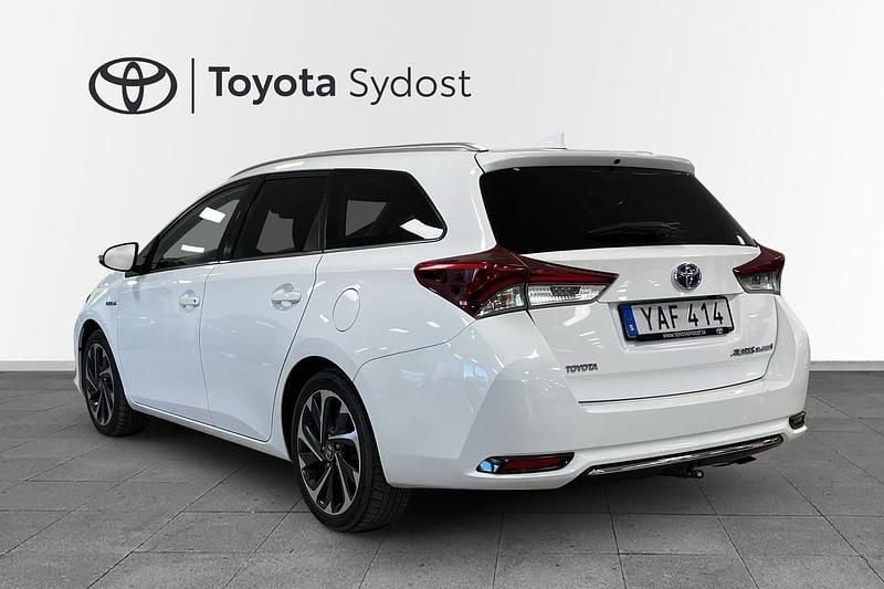 Begagnad Toyota Auris Touring Sports Active 137 HK (100 kW) 2015 Vit Kombi