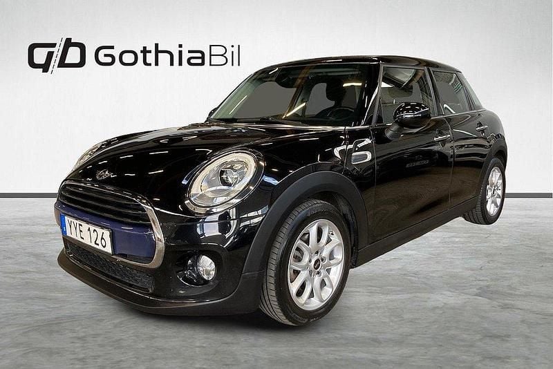 Svart Begagnad 2017 Mini Cooper Pepper Halvkombi | 138 500 kr (Lite dyr) - Bild 1/4