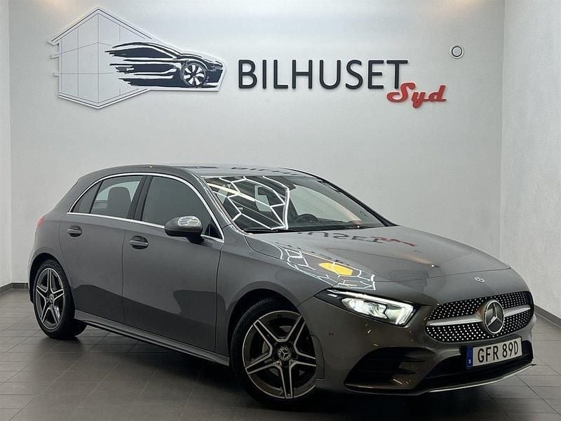 Mörkgrå Begagnad 2021 Mercedes A180 AMG Halvkombi | 228 500 kr (Marknadspris) - Bild 1/4