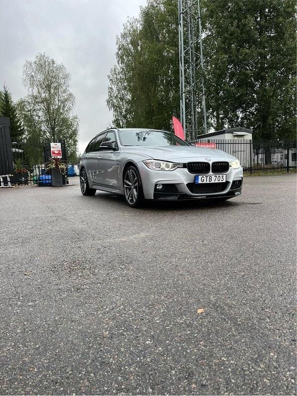 Silver Begagnad 2015 BMW 318 Performance Kombi | 110 000 kr (Lite dyr) - Bild 1/4