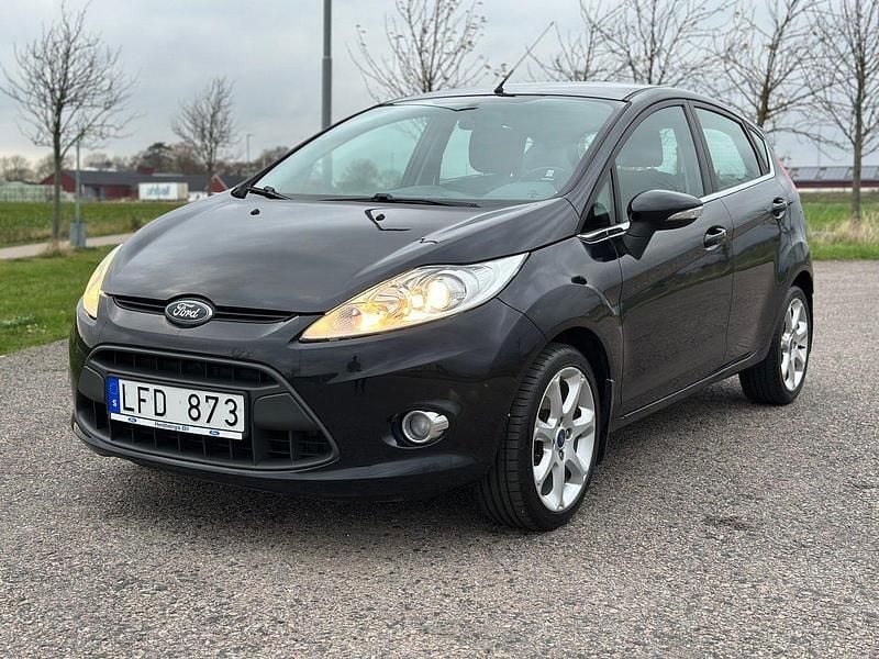 Svart Begagnad 2011 Ford Fiesta Titanium Halvkombi | 39 900 kr (Marknadspris) - Bild 1/4