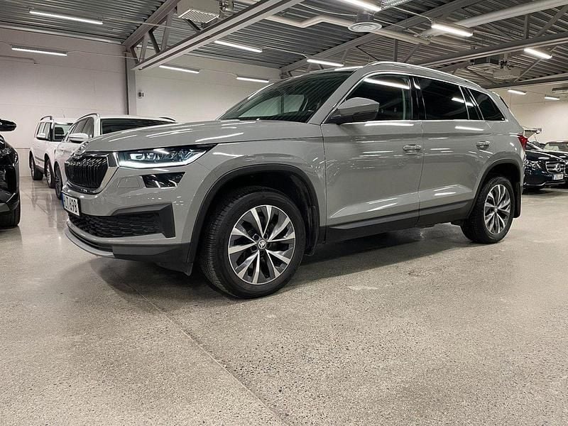 Grå Begagnad 2021 Skoda Kodiaq Adventure SUV | 334 900 kr (Marknadspris) - Bild 1/4
