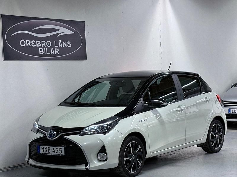 Vit Begagnad 2017 Toyota Yaris Hybrid Style Halvkombi | 124 900 kr (Superpris) - Bild 1/4
