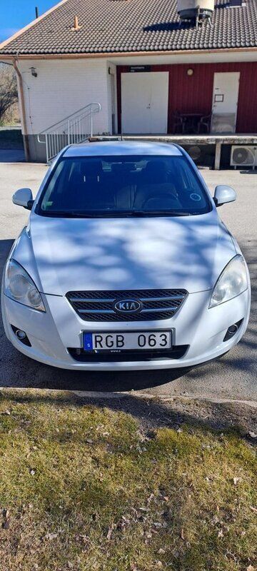 Vit Begagnad 2009 Kia Ceed 4 Halvkombi | 35 000 kr (Lite dyr) - Bild 1/3