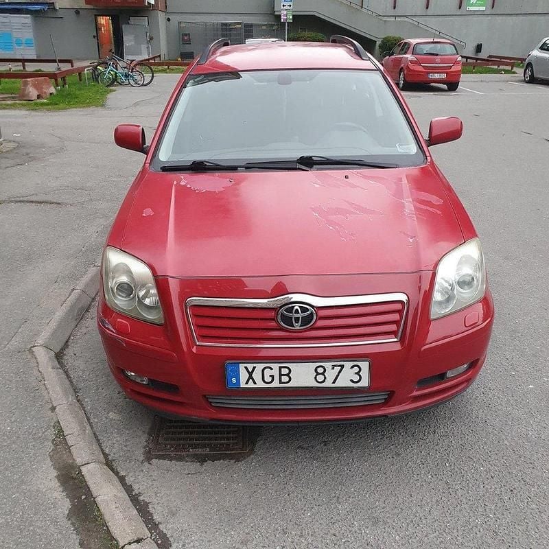 Röd Begagnad 2005 Toyota Avensis Kombi | 30 000 kr (Bra pris) - Bild 1/4