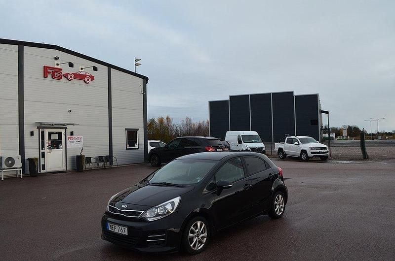 Svart Begagnad 2015 Kia Rio Halvkombi | 84 900 kr (Marknadspris) - Bild 1/4