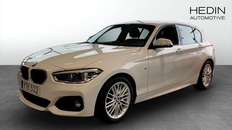 Vit (white) Begagnad 2018 BMW 120 M Sport Halvkombi | 229 900 kr (Dyr) - Bild 1/4