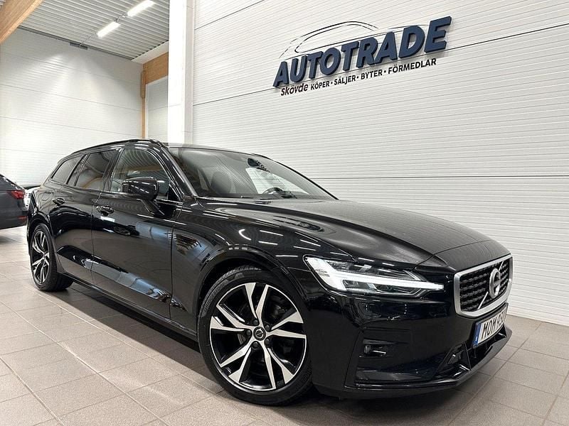 Svart Begagnad 2019 Volvo V60 R-Design Kombi | 309 900 kr (Marknadspris) - Bild 1/4