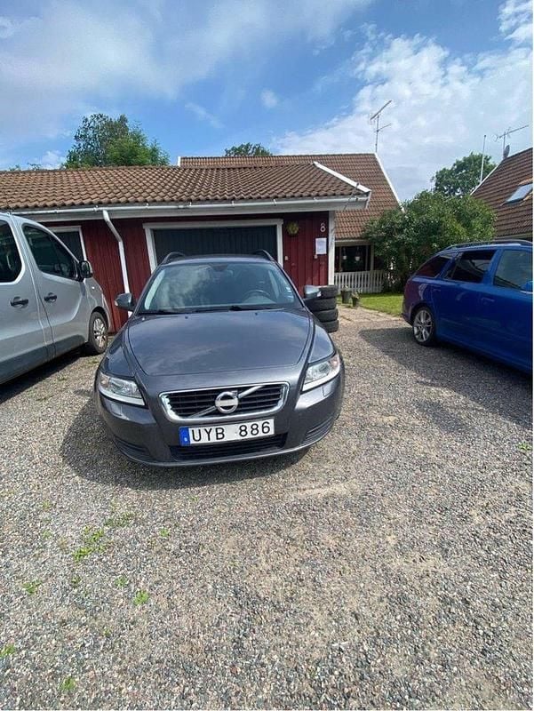 Grå Begagnad 2011 Volvo V50 Kinetic Kombi | 65 000 kr (Marknadspris) - Bild 1/4