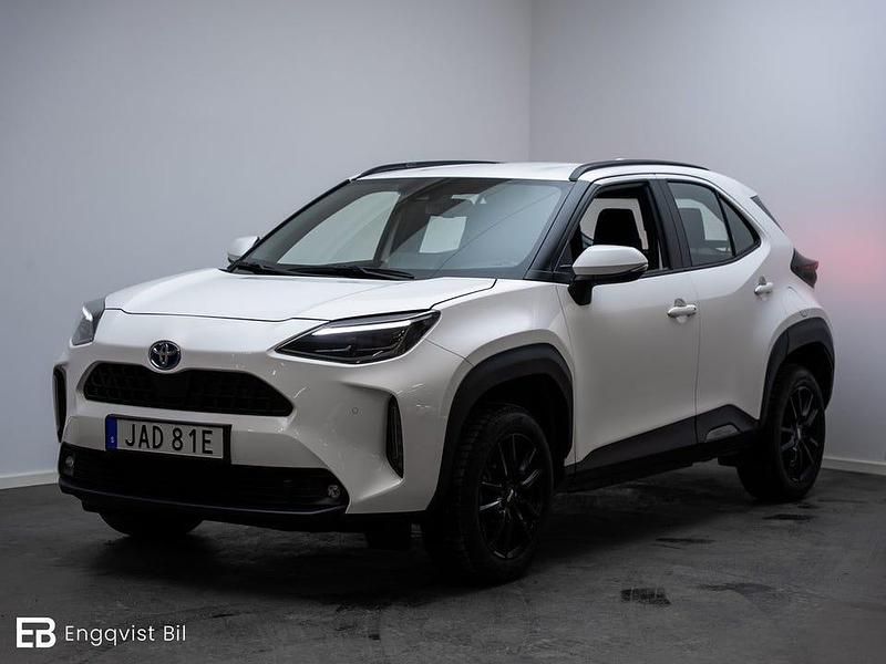 Vit Begagnad 2023 Toyota Yaris Hybrid Active | 319 900 kr (Dyr) - Bild 1/4