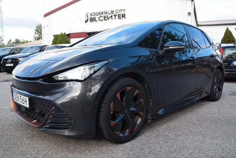 Mörkgrå (grå) Begagnad 2022 Cupra Born Halvkombi | 249 900 kr (Marknadspris) - Bild 1/4