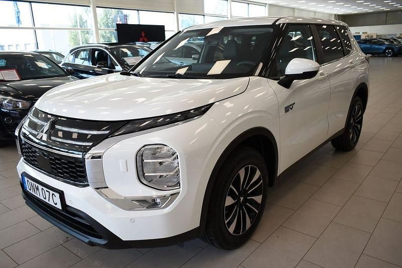 Begagnad Mitsubishi Outlander Invite 136 HK (100 kW) 2025 Vit SUV
