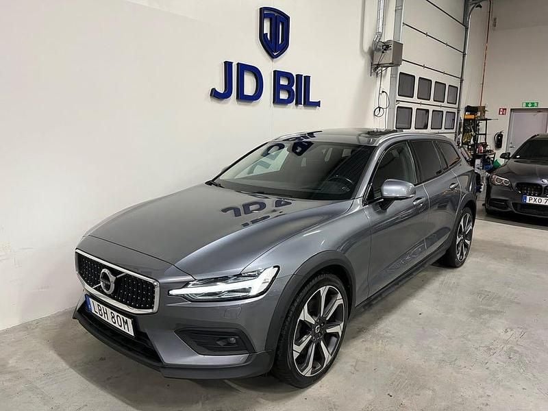 Grå Begagnad 2020 Volvo V60 CC Kombi | 269 800 kr (Marknadspris) - Bild 1/4