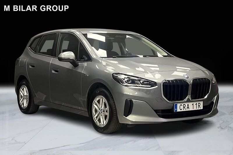 Grå Begagnad 2023 BMW 225 Active Tourer Luxury Line Minibuss | 299 000 kr (Bra pris) - Bild 1/4