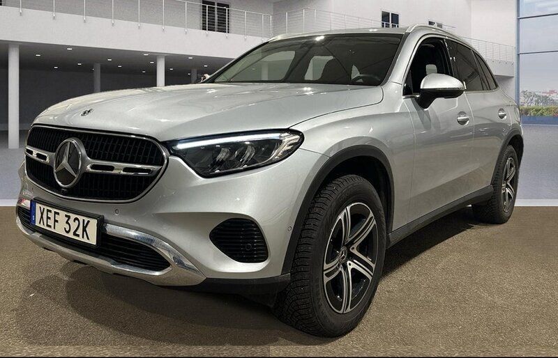 Silver Begagnad 2023 Mercedes GLC300e Advanced Plus SUV | 639 900 kr (Superpris) - Bild 1/4