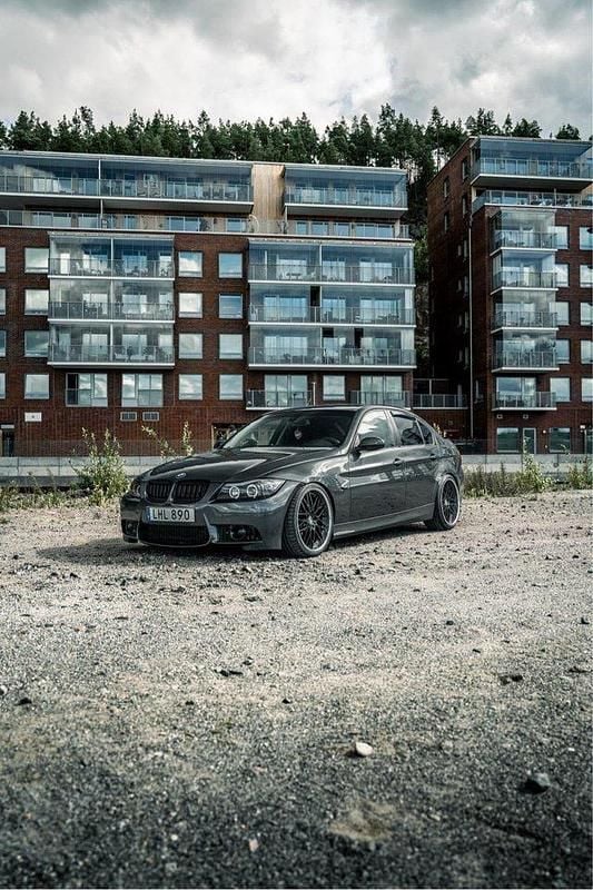 Grå Begagnad 2007 BMW 335 Sedan | 130 000 kr (Dyr) - Bild 1/4
