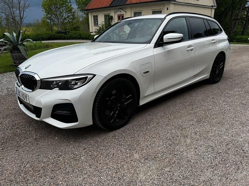 Begagnad 2022 BMW 330e M Sport Kombi | 299 900 kr (Superpris) - Bild 1/4