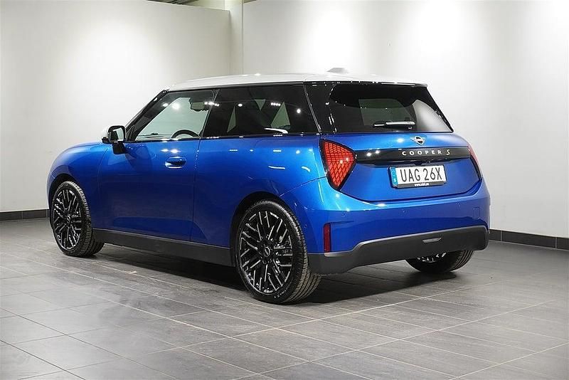 Begagnad Mini Cooper 2023 Blå Halvkombi