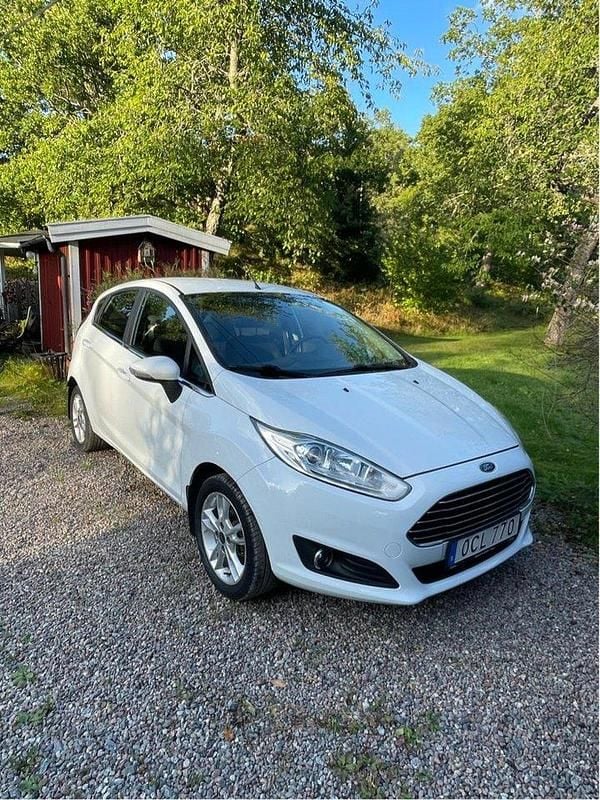 Vit Begagnad 2016 Ford Fiesta Titanium Halvkombi | 64 900 kr (Bra pris) - Bild 1/4