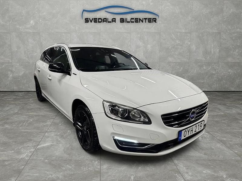 Vit Begagnad 2013 Volvo V60 Summum Kombi | 139 500 kr (Marknadspris) - Bild 1/4
