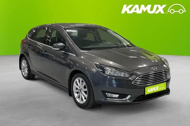 Silver/grå Begagnad 2018 Ford Focus Titanium Halvkombi | 139 800 kr (Marknadspris) - Bild 1/4