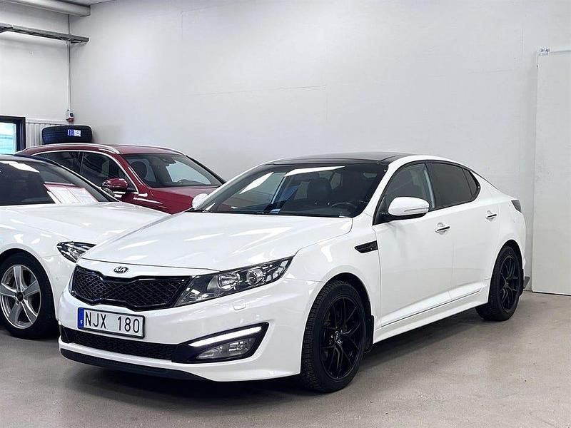 Vitmetallic Begagnad 2013 Kia Optima Hybrid Sedan | 119 900 kr - Bild 1/4
