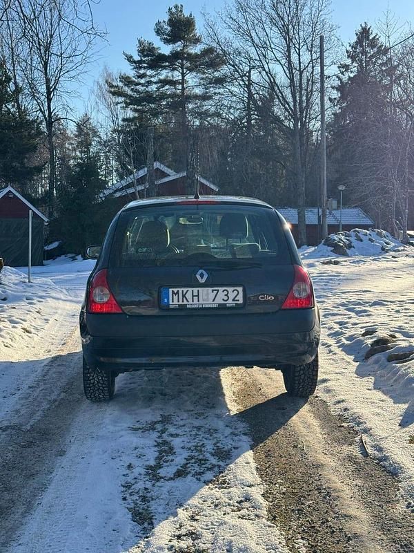 Begagnad Renault Clio R.S. 75 HK (55 kW) 2006 Svart metallic Halvkombi