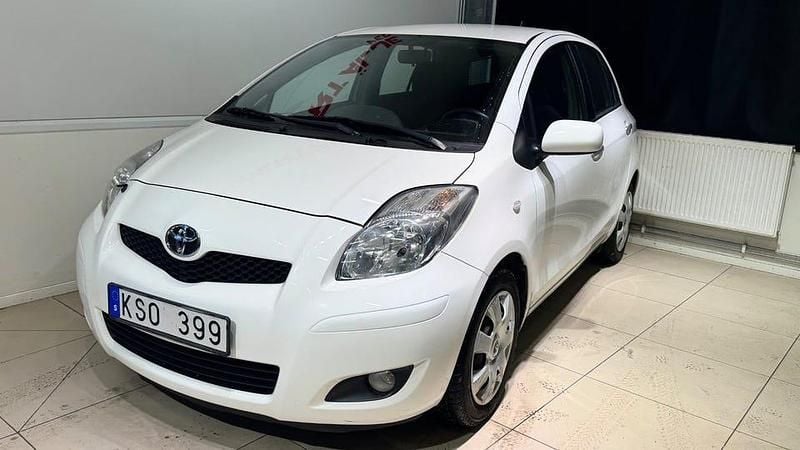 Begagnad Toyota Yaris 101 HK (74 kW) 2010 Vit Halvkombi