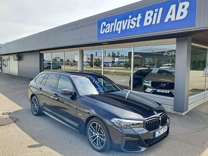Svart metallic Begagnad 2023 BMW 530 M Sport Kombi | 389 000 kr - Bild 1/4