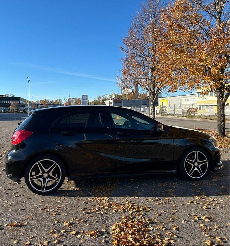 Svart Begagnad 2014 Mercedes A180 AMG Halvkombi | 134 000 kr (Marknadspris) - Bild 1/4