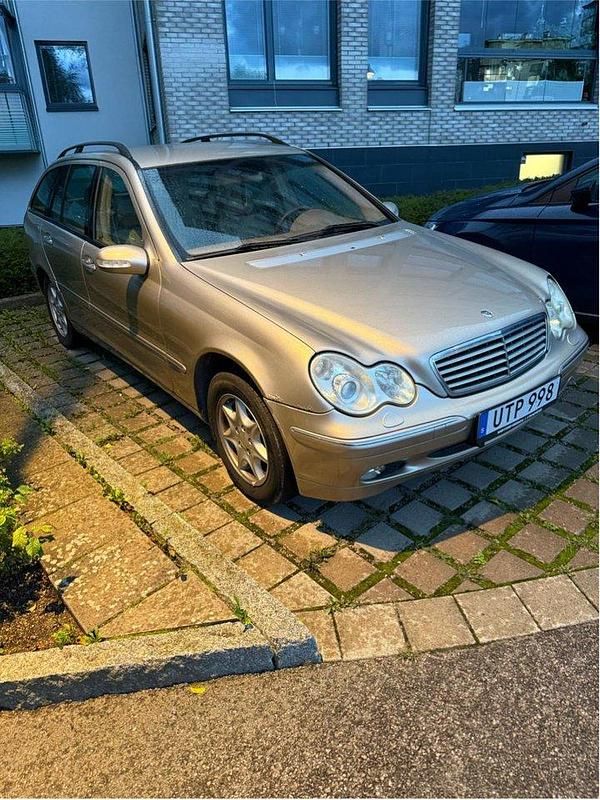 Brun Begagnad 2004 Mercedes C200 Elegance Kombi | 27 500 kr (Bra pris) - Bild 1/4