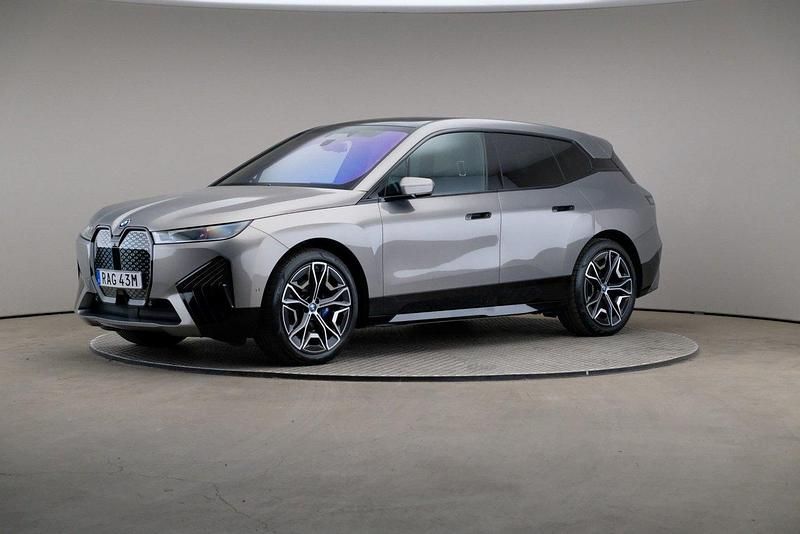 Grå Begagnad 2023 BMW iX SUV | 815 000 kr (Bra pris) - Bild 1/4