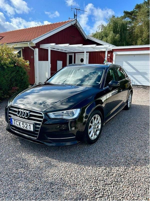 Svart Begagnad 2015 Audi A3 Sportback Halvkombi | 109 900 kr (Marknadspris) - Bild 1/4