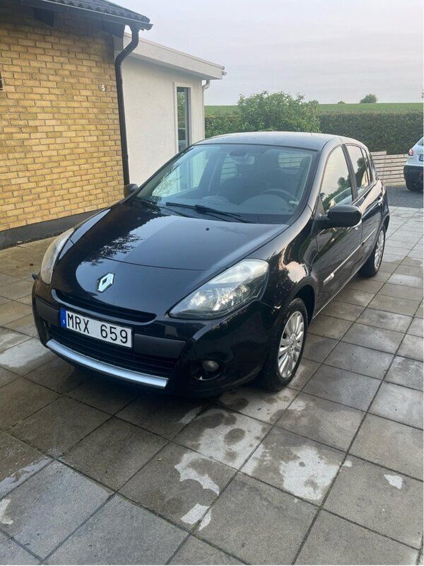 Svart Begagnad 2012 Renault Clio R.S. Halvkombi | 34 500 kr (Marknadspris) - Bild 1/4