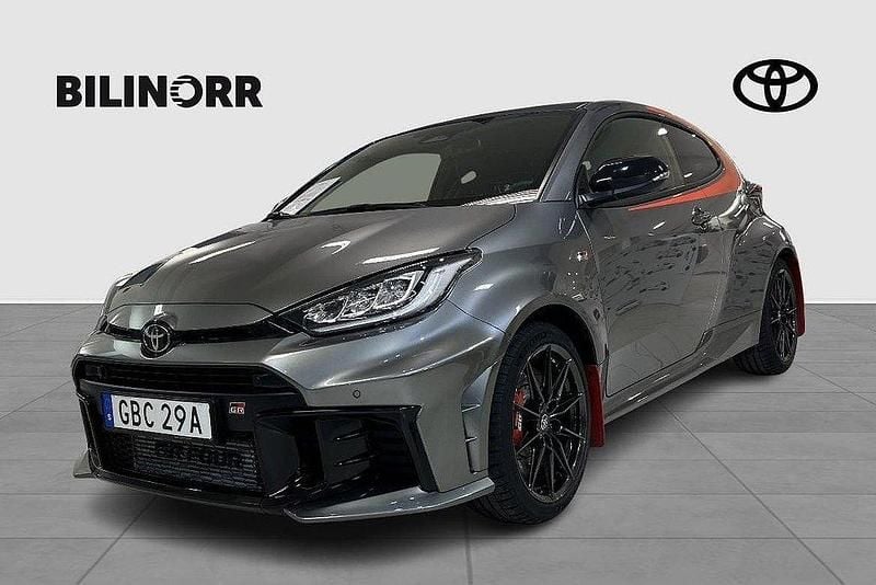 Silver Ny 2024 Toyota Yaris Premium Halvkombi | 579 900 kr (Dyr) - Bild 1/4