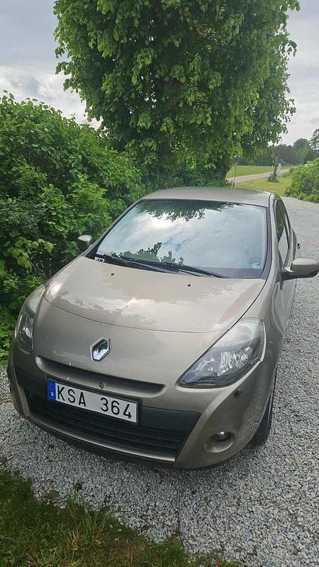 Brun Begagnad 2010 Renault Clio R.S. Halvkombi | 20 000 kr (Bra pris) - Bild 1/4