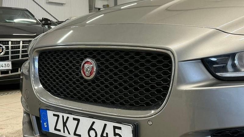 Begagnad Jaguar XE 200 HK (147 kW) 2017 Grå Sedan