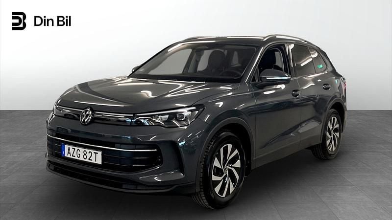 Mörkgrå Begagnad 2025 VW Tiguan SUV | 389 900 kr (Marknadspris) - Bild 1/4