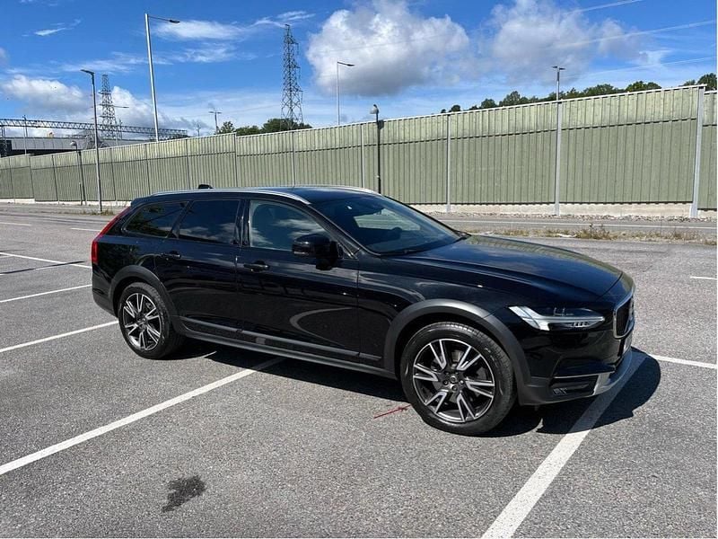 Svart Begagnad 2020 Volvo V90 CC Momentum Kombi | 269 000 kr (Bra pris) - Bild 1/4