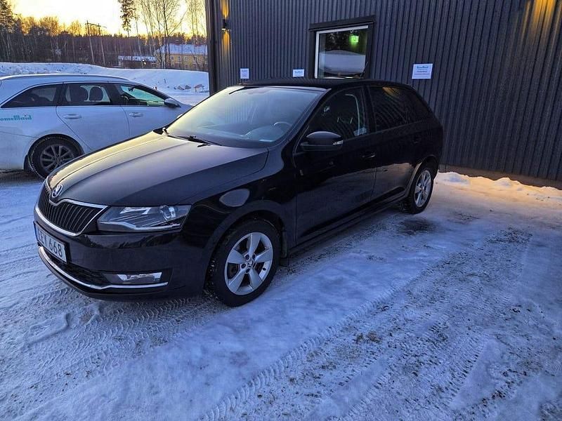 Brilliant black Begagnad 2018 Skoda Rapid Halvkombi | 100 000 kr (Superpris) - Bild 1/4