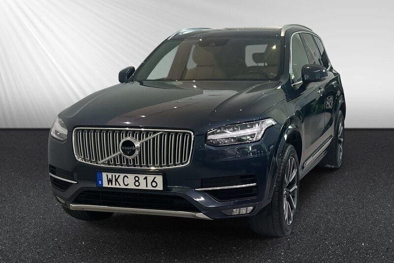 Mörkblå (blå) Begagnad 2018 Volvo XC90 Inscription SUV | 339 800 kr (Marknadspris) - Bild 1/4