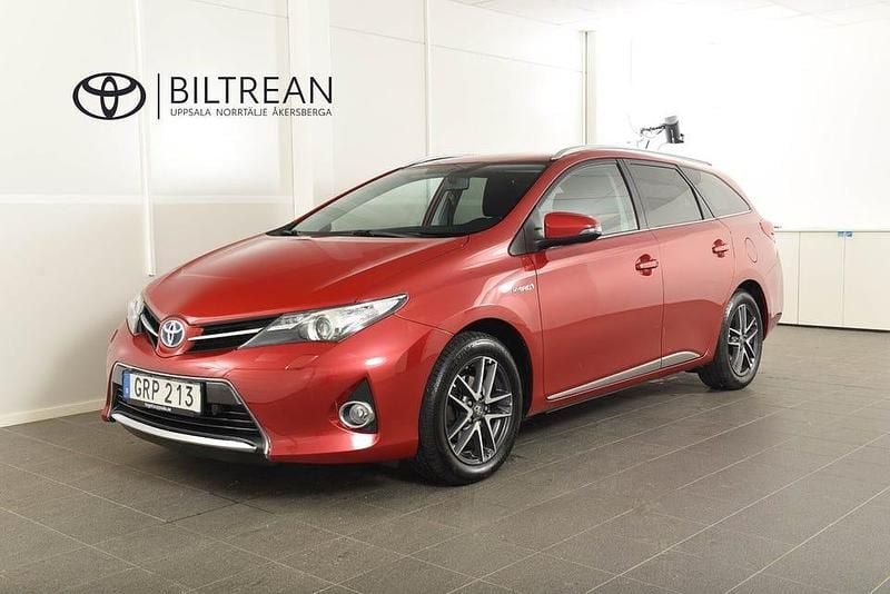 Röd metallic Begagnad 2015 Toyota Auris Hybrid Edition Kombi | 129 900 kr (Marknadspris) - Bild 1/4