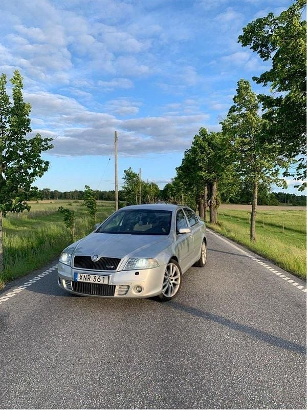 Silver Begagnad 2006 Skoda Octavia RS Halvkombi | 30 000 kr (Marknadspris) - Bild 1/4