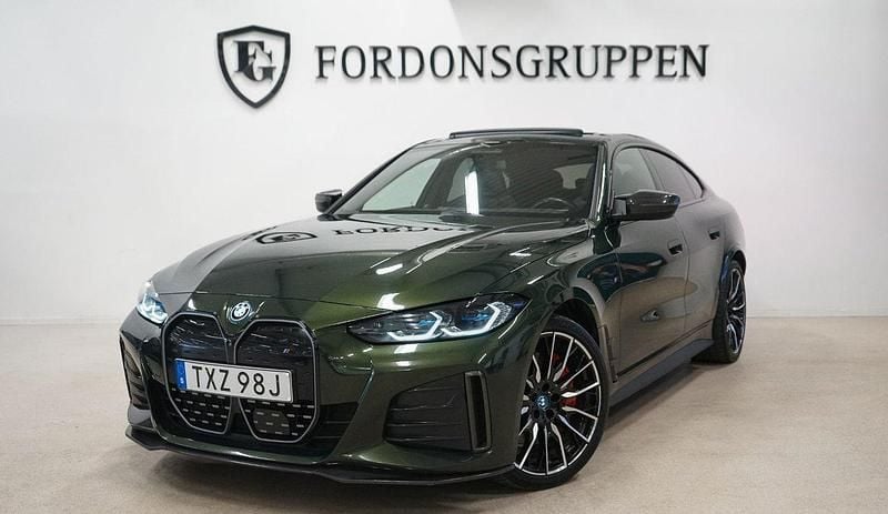 Grön Begagnad 2023 BMW i4 M Sport Sedan | 539 800 kr (Marknadspris) - Bild 1/4